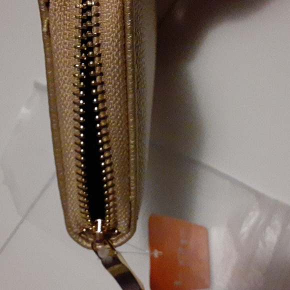 Love of Fashion New York Zippered Wallet $15 - Picture 6 of 7